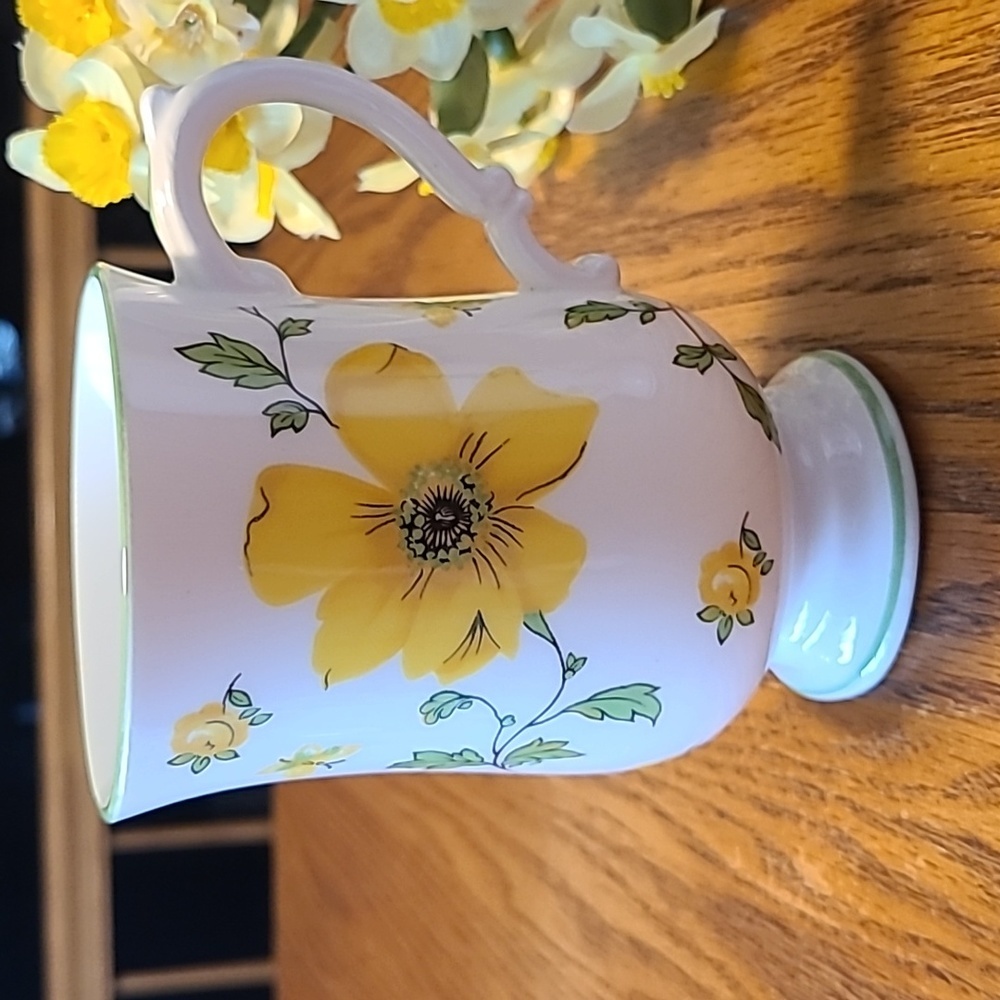 Royal Victoria Floral Fine China Tea Cups - Picture 3 of 10